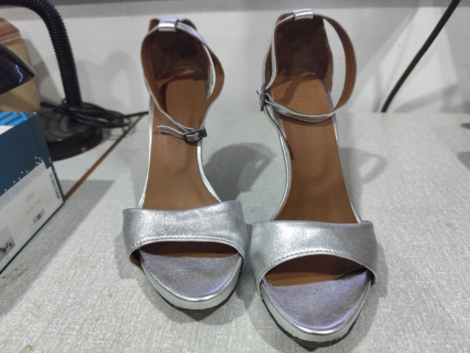 Sapatos de salto alto prateados NOVOS PROF