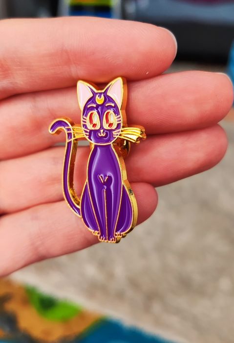 Sailor Moon - metalowy pin przypinka broszka Kotka Luna.