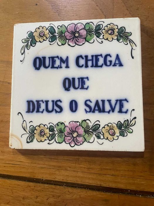 Placa Cerâmica Decorativa — “Quem Chega Que Deus o Salve”