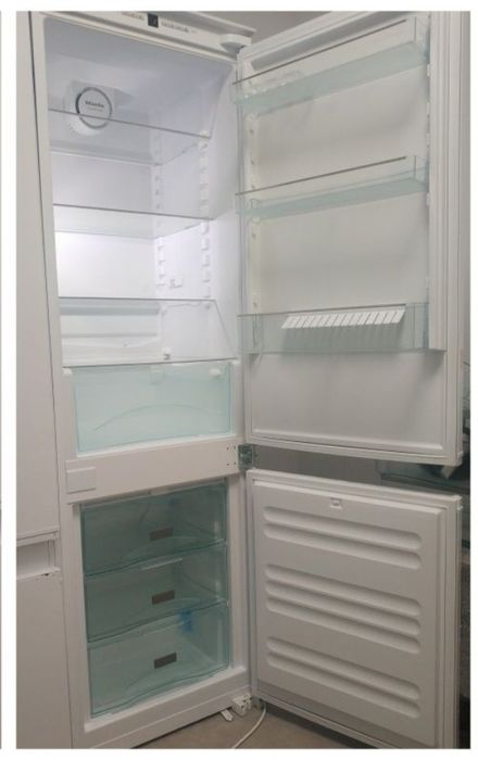 Встраиваемый холодильник Miele KDN 37132