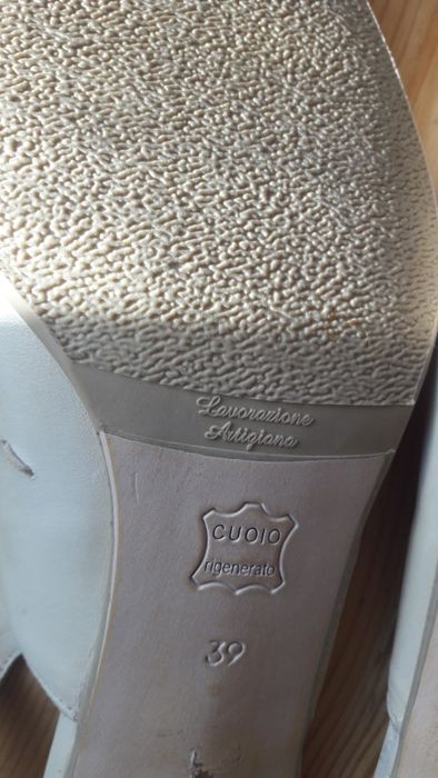 Beżowe sandały Pierre Cardin rozm.39