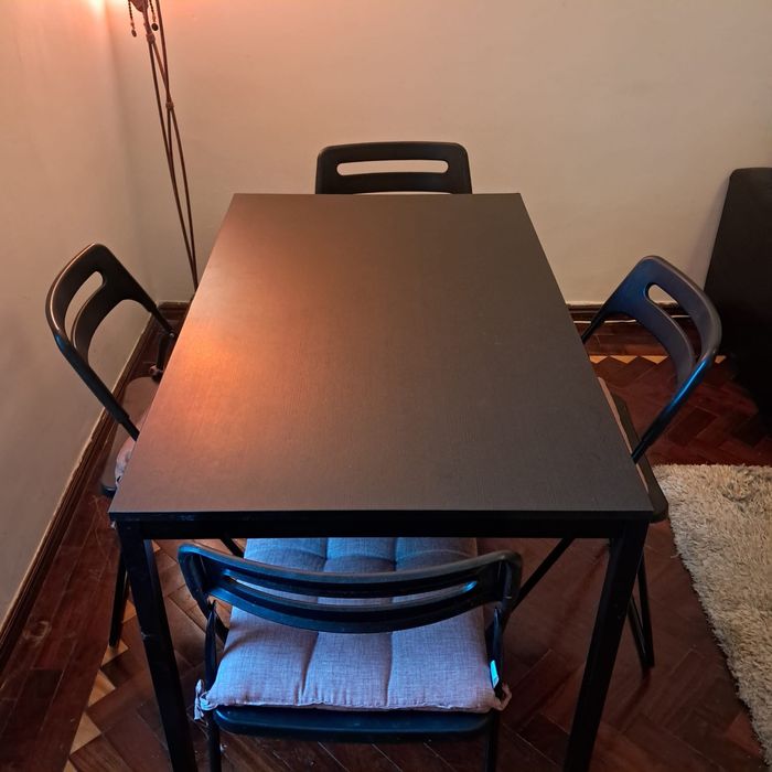 Mesa de jantar com 4 cadeiras