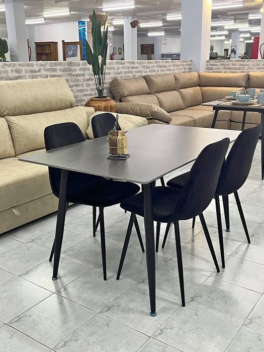 Mesa com 4 cadeiras novas - de cores e tamanhos diferentes.