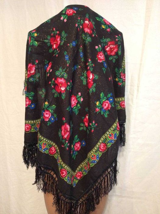 платок с китицами и рисунком