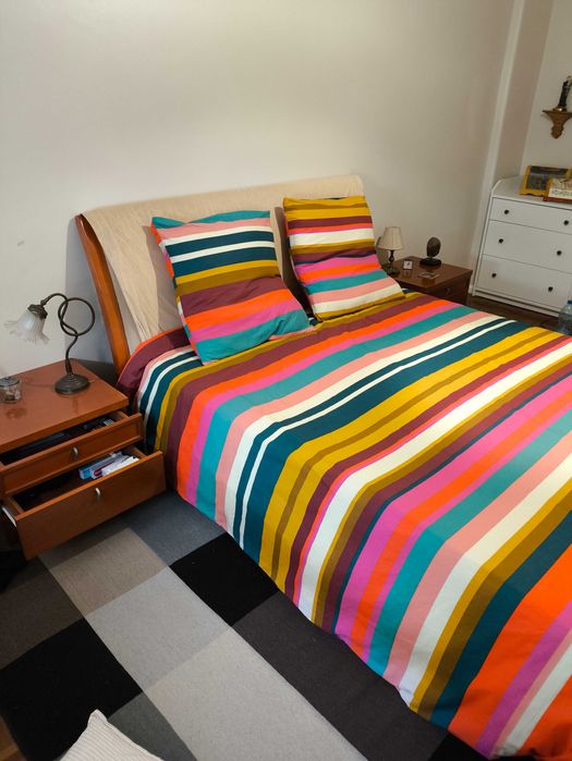 vendo cama (1,40x2,00) com duas mesas de cabeceira. bom estado.