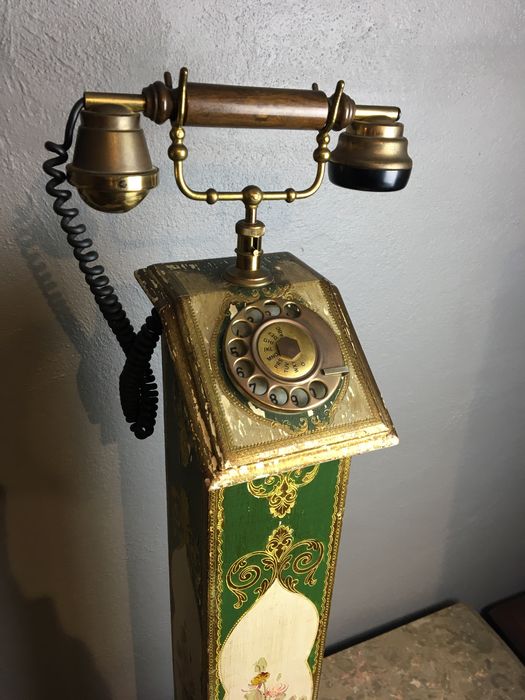 Telefone antigo em coluna pintado em talha dourada