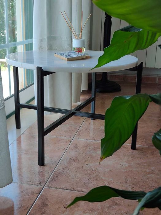 Mesa mármore com estrutura em ferro