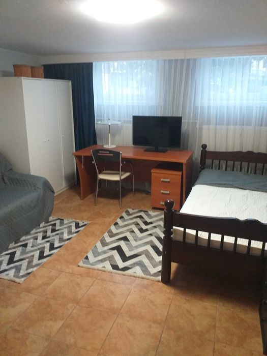 Pokój z aneksem kuchennym i łazienką