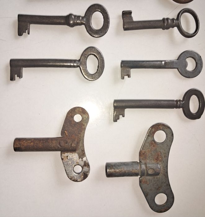 Старовинні ключі до меблів