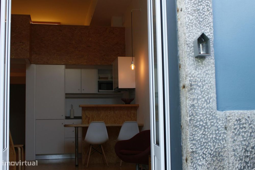 Apartamento T1 com mezanino e pátio exterior