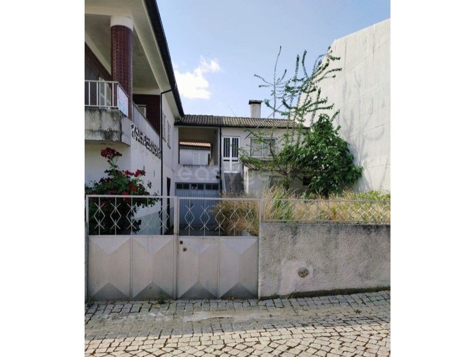 Moradia duplex espaçosa com 5 quartos e varanda - Lagoaça