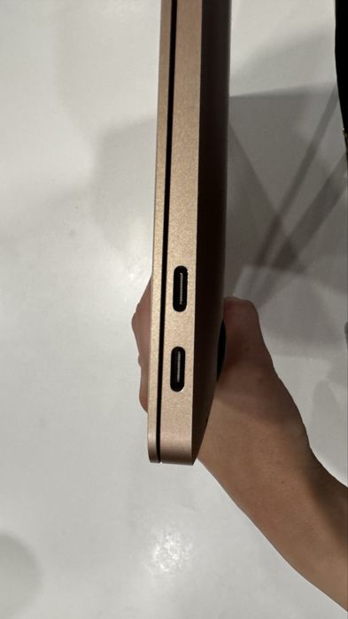 MacBook Air 13” M1 (2020) – 8GB RAM / 256GB SSD