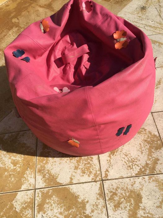 Puff de Napa cor de rosa com borboletas