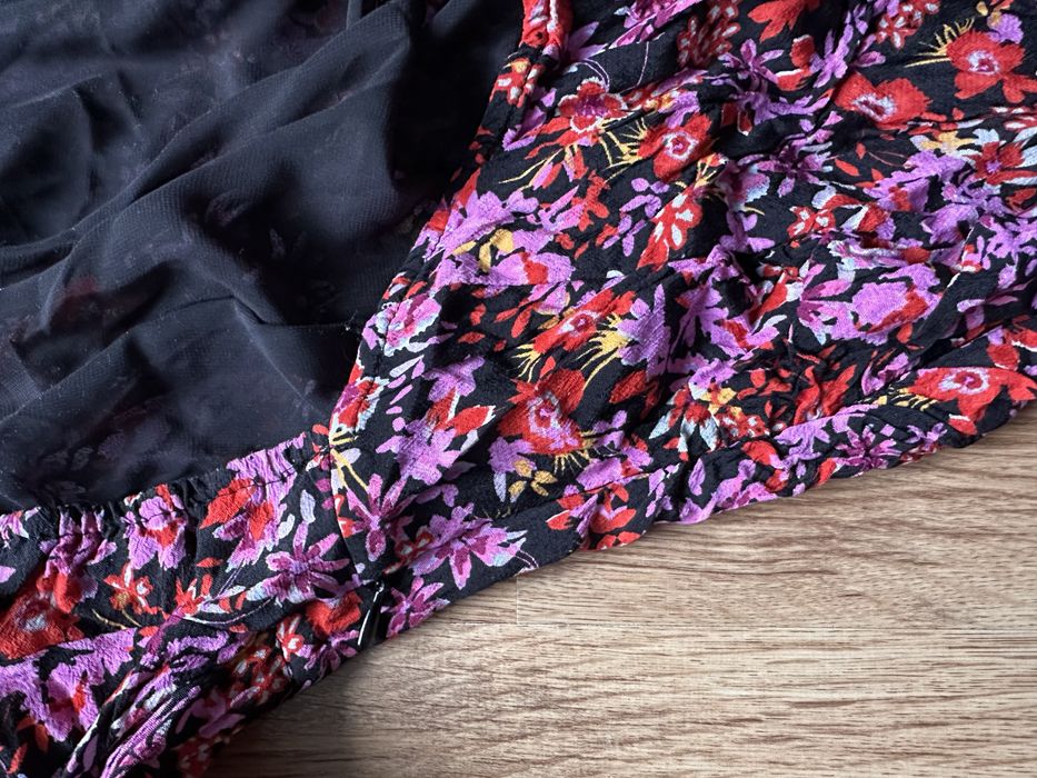 Mini sukienka w kwiaty z wycieciem na plecach