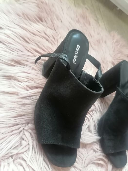 Czarne sandałki na obcasie Graceland Deichmann