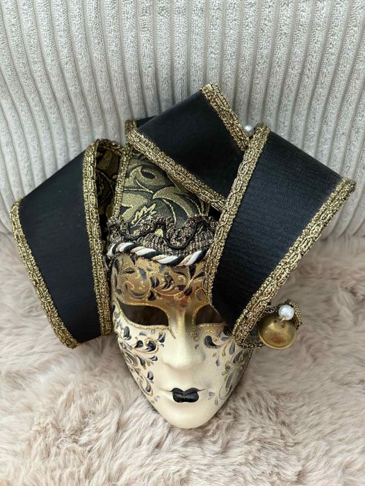 wenecka maska karnawałowa, często nazywana maską w stylu "Jester"