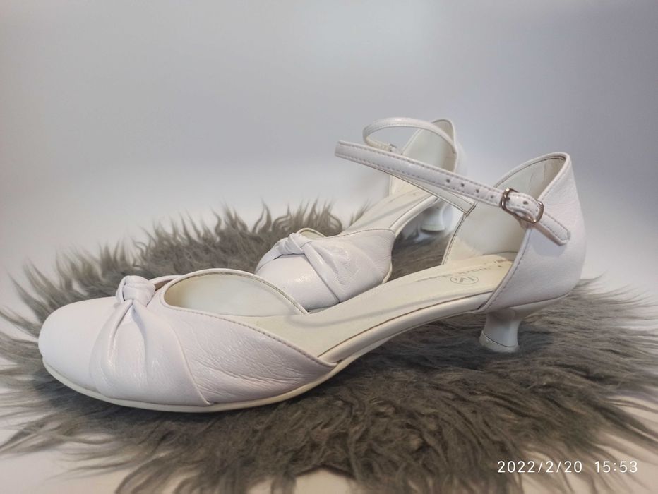 Białe buty ślubne na słupku