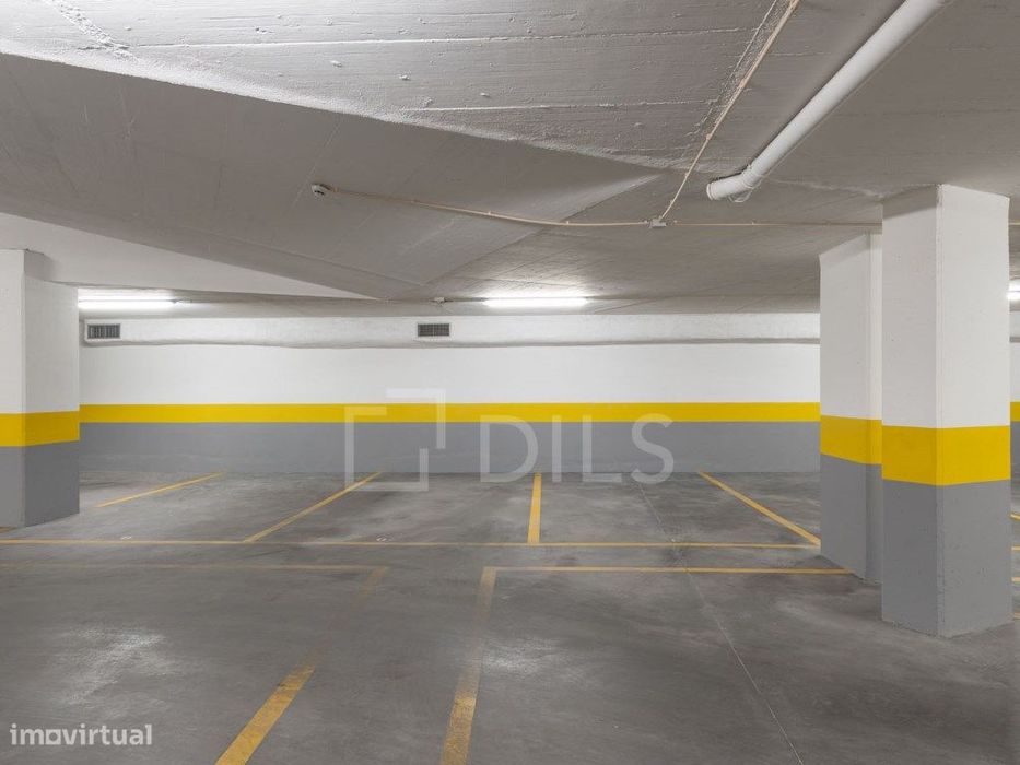 Apartamento T2 novo, na Parede, junto praia, com garagem e elevador