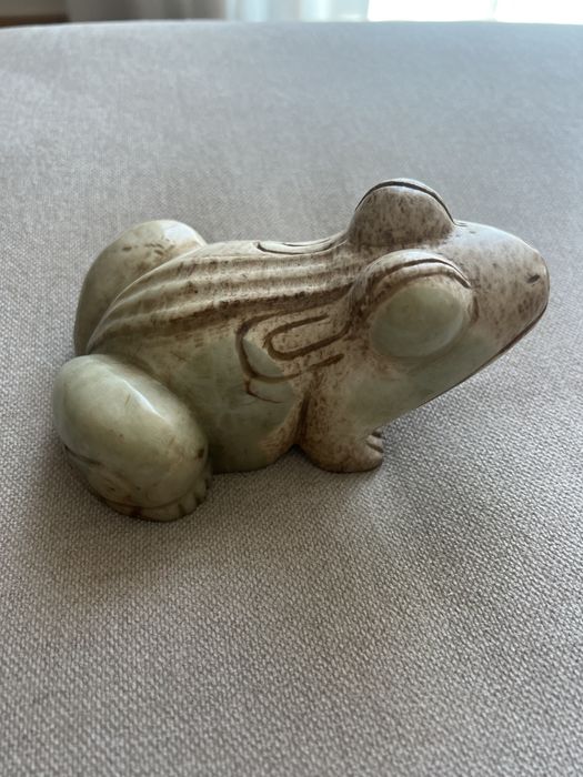 Sapo em jade natural