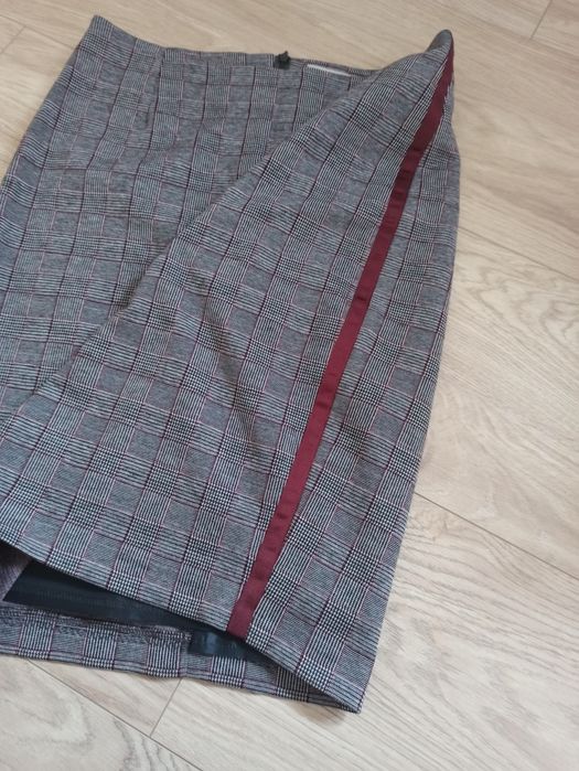 Sportowa elegancka spódnica z lampasem 38
