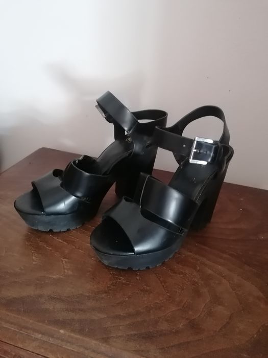 Sapato de pele cor preta