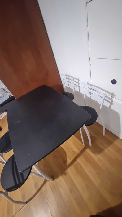 Conjunto mesa e cadeiras