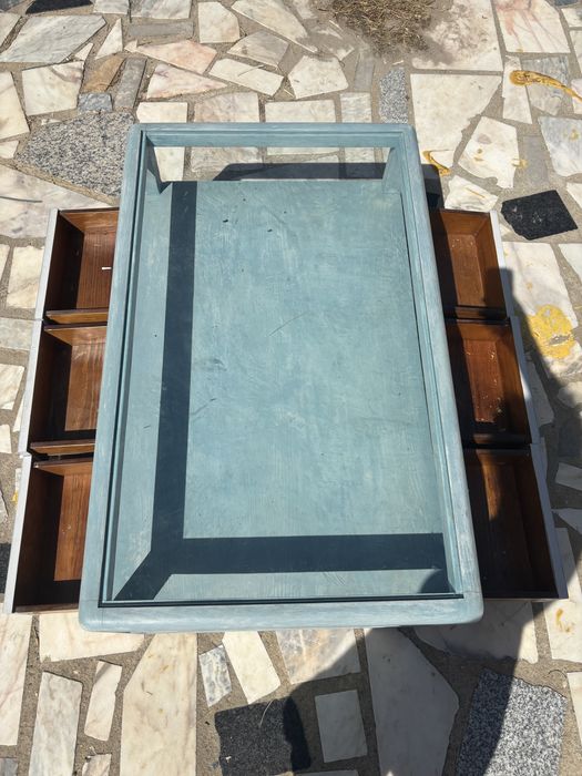 Mesa de vidro com gavetas