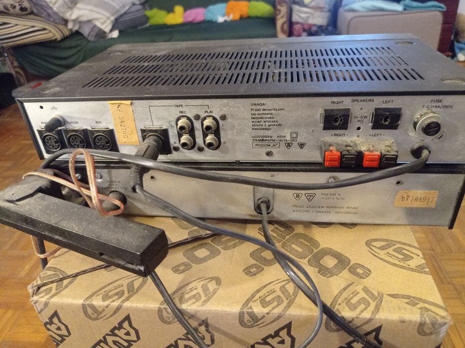 Wzmacniacz zintegrowany Unitra PW 3015 (górne urządzenie),