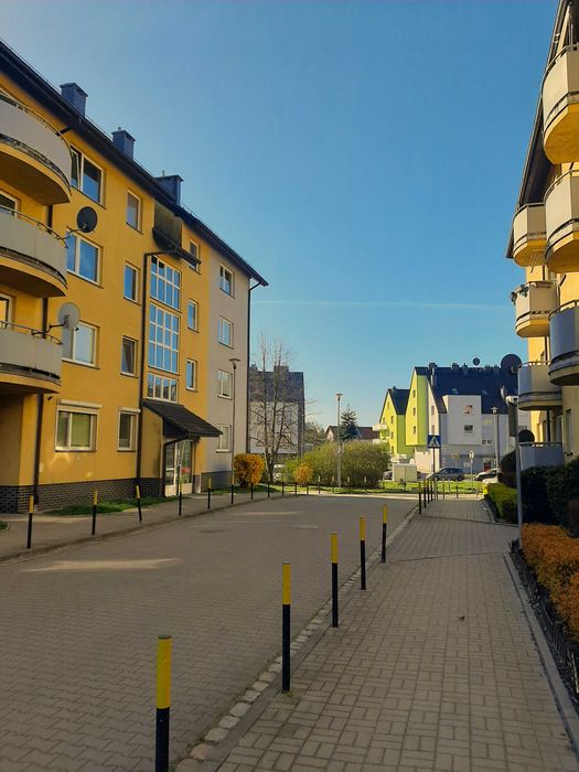 Sprzedam b. ładne mieszkanie: 50,04 m, niski blok z 2006, I/3 p. 2 pokoje, osobna kuchnia, balkon, komórka lokatorska, zamknięte osiedle, duży parking