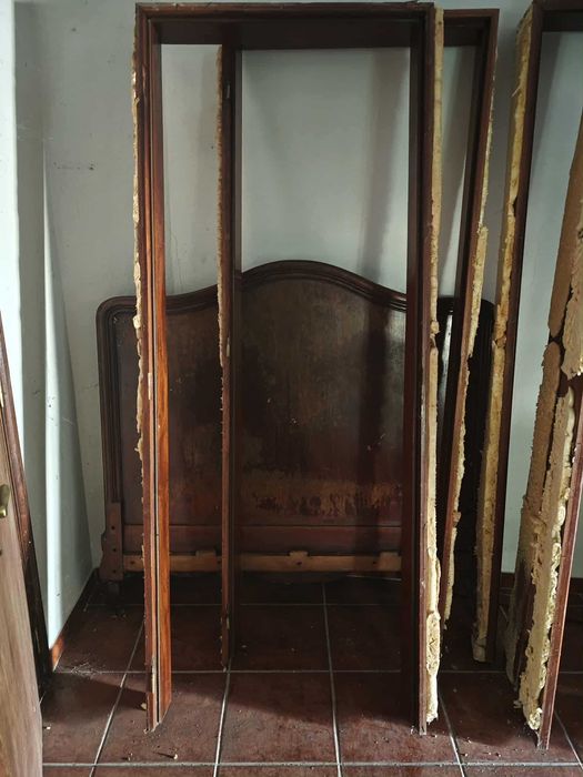 Vários moveis de madeira maciça