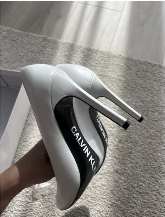 Туфлі білі весільні calvin klein 39