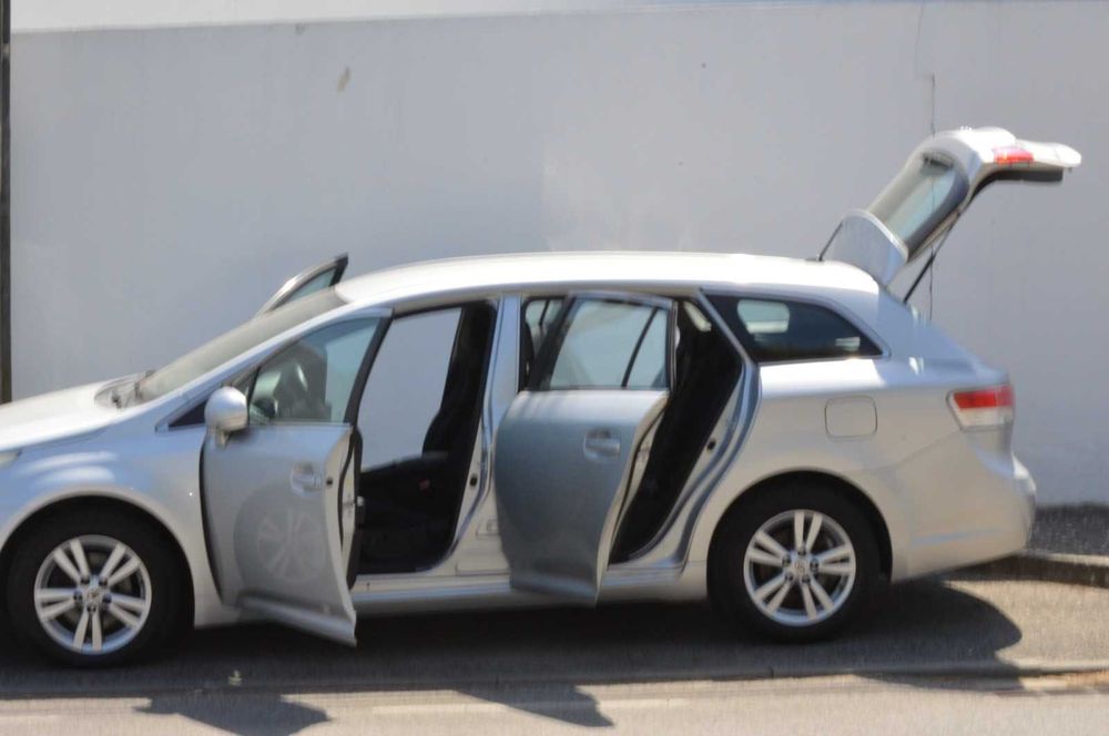 Carrinha Toyota Avensis — photo 2