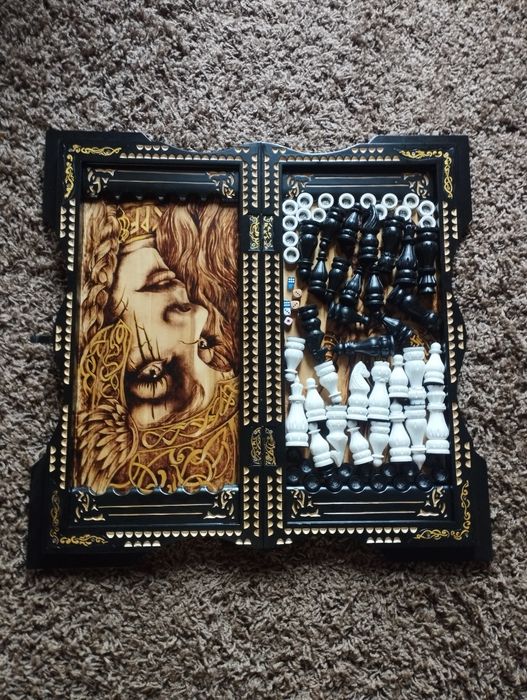 Шахи - нарди різьблені, ручної роботи.