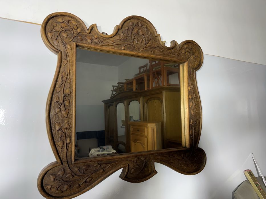 Lustro w rzeźbionej ramie