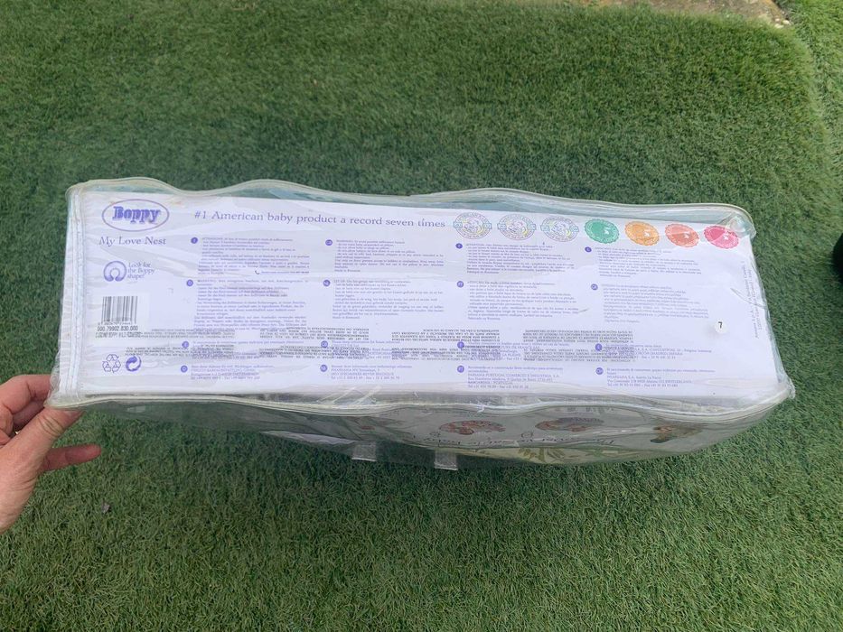 Almofada de amamentação da marca Boppy com duas fronhas lavavéis