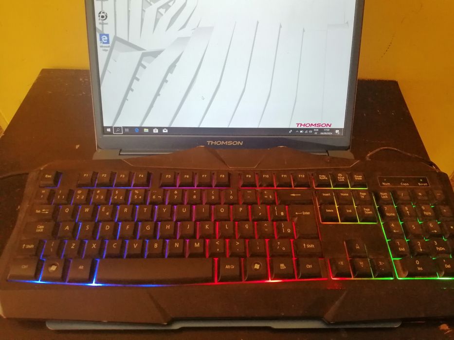 Computer with keyboard and external storage64862951088641122