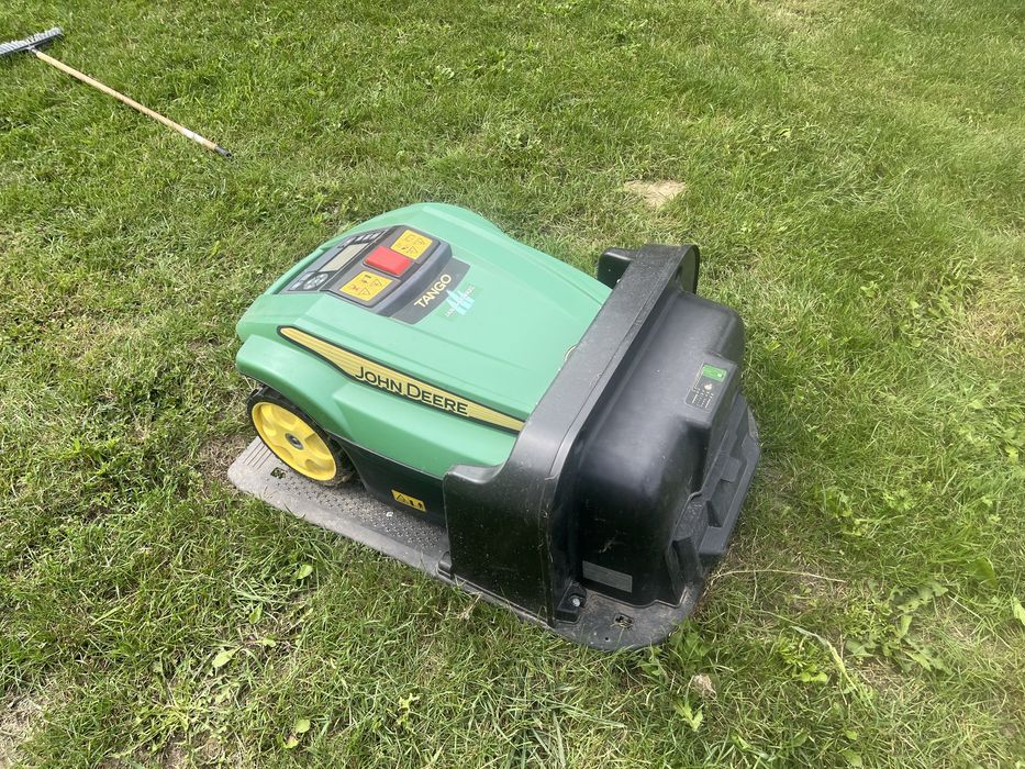 Tango e5 john deere robot