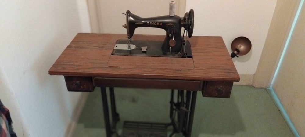Máquina de costura marca Singer,a pedal é a funcionar.