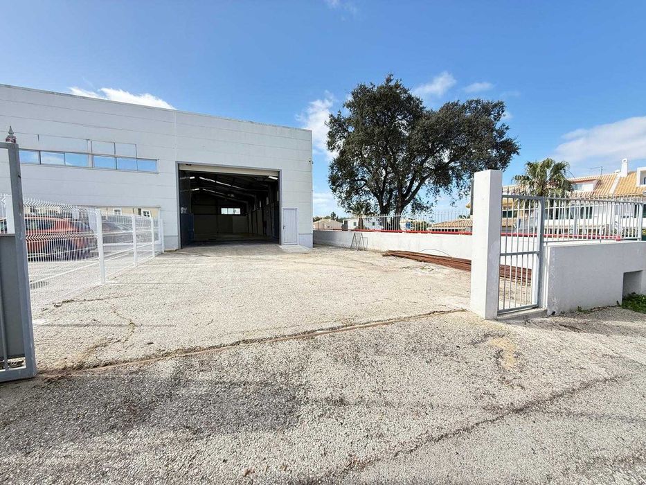 Arrenda-se Imóvel Comercial – Excelente Localização ALBUFEIRA