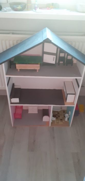 Domek drewniany dla lalek