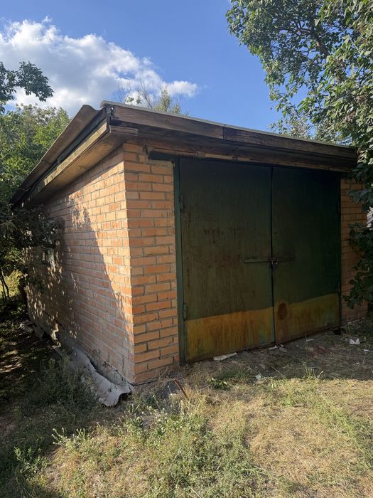 Продам 2-х кімнатну квартиру в центрі с.Шишаки з гаражем.