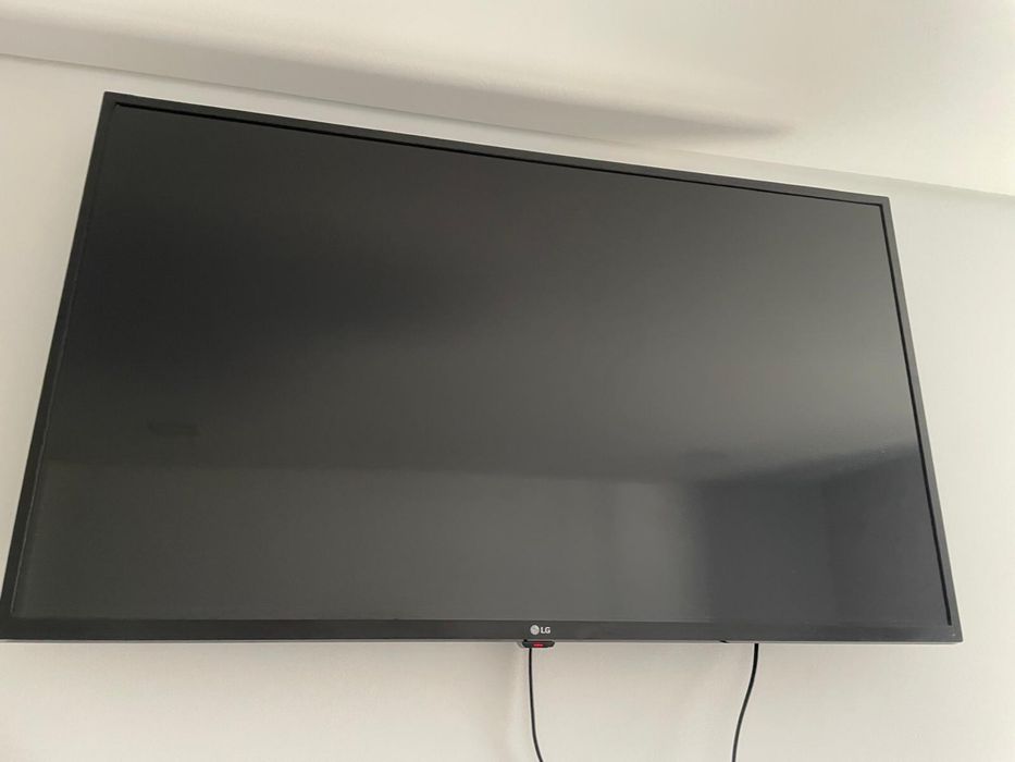 Televisão LG de 43 polegadas + suporte