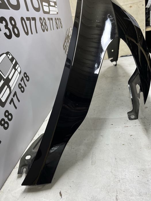 Ліве крило Tesla Model Y