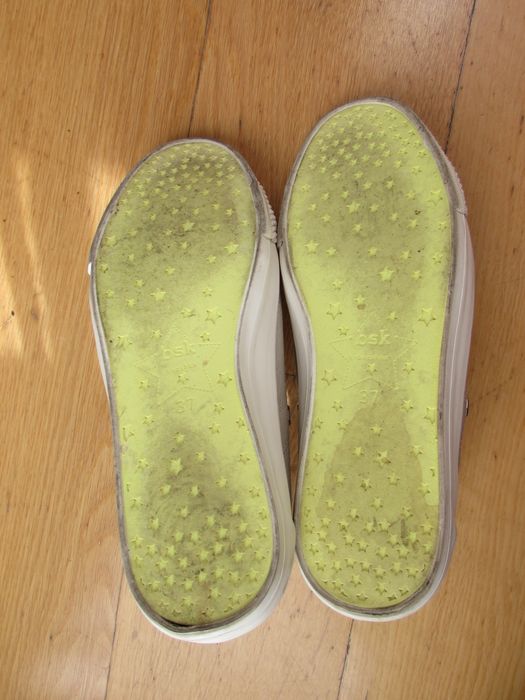 Sapatilhas cinza e com padrão da Bershka