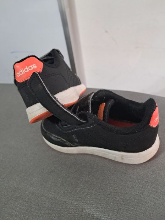 5€ cada sapatilha de criança 21 e 23