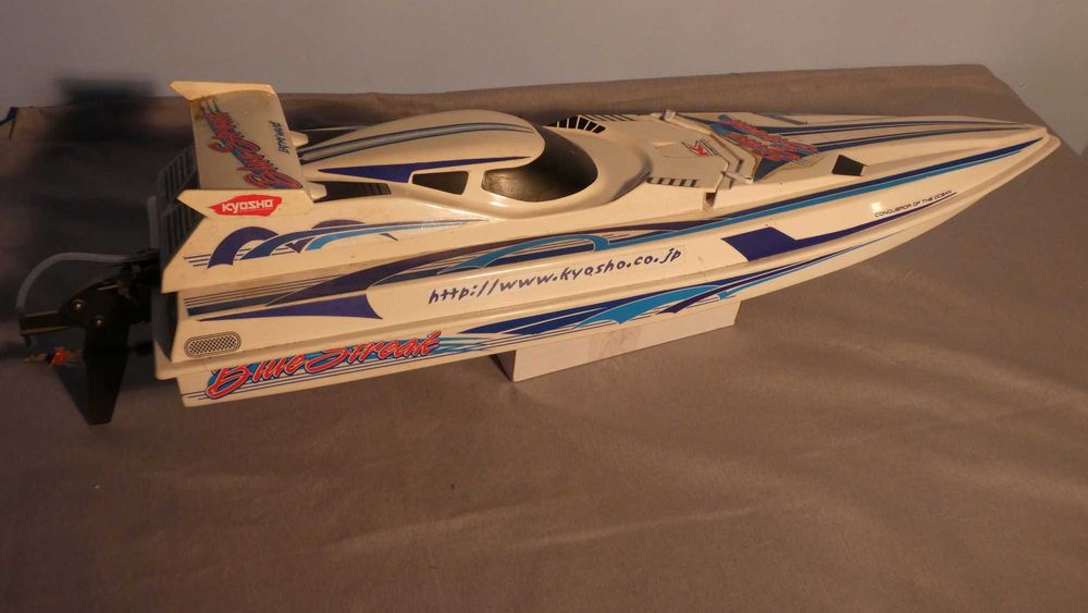 Zdalnie sterowany model rc łodzi wyścigowej Kyosho silnik spalinowy