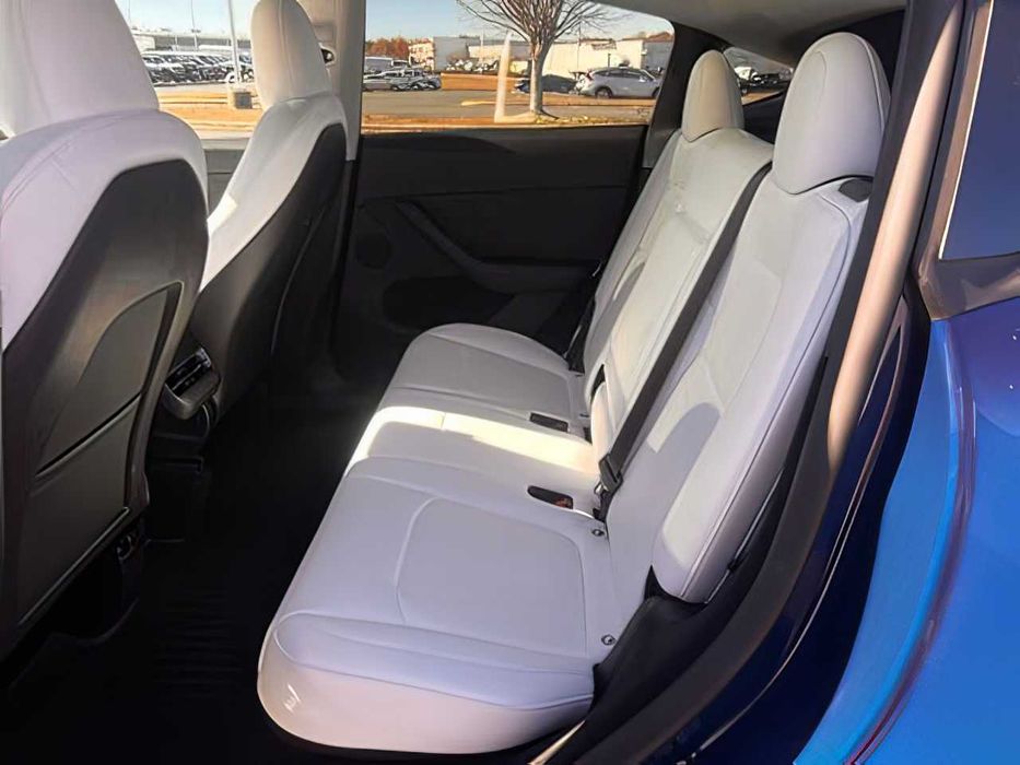 Tesla Model Y      2024