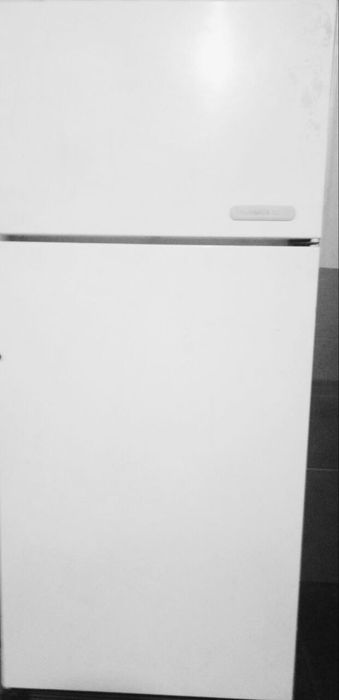 Продам холодильник б/у. Потрібно заправити  холодоагент.