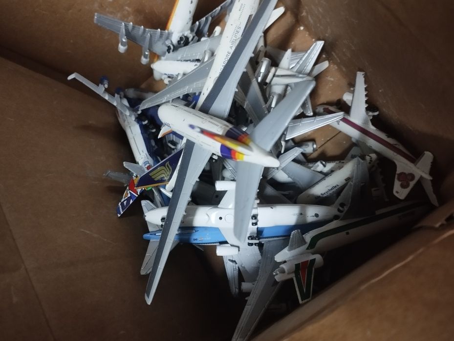 Varias miniaturas de avião