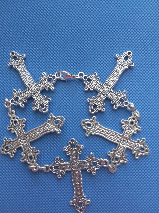 Продам серебристый браслет Кресты  бижутерию